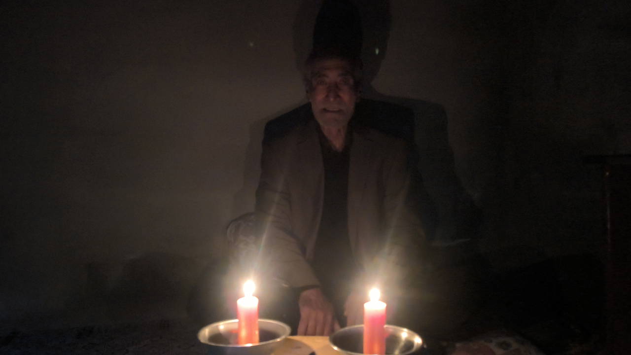 21 yuzyilda elektriksiz yasam yurttaslar hayvanlarina mum isiginda bakiyor 0 RlmUtULJ