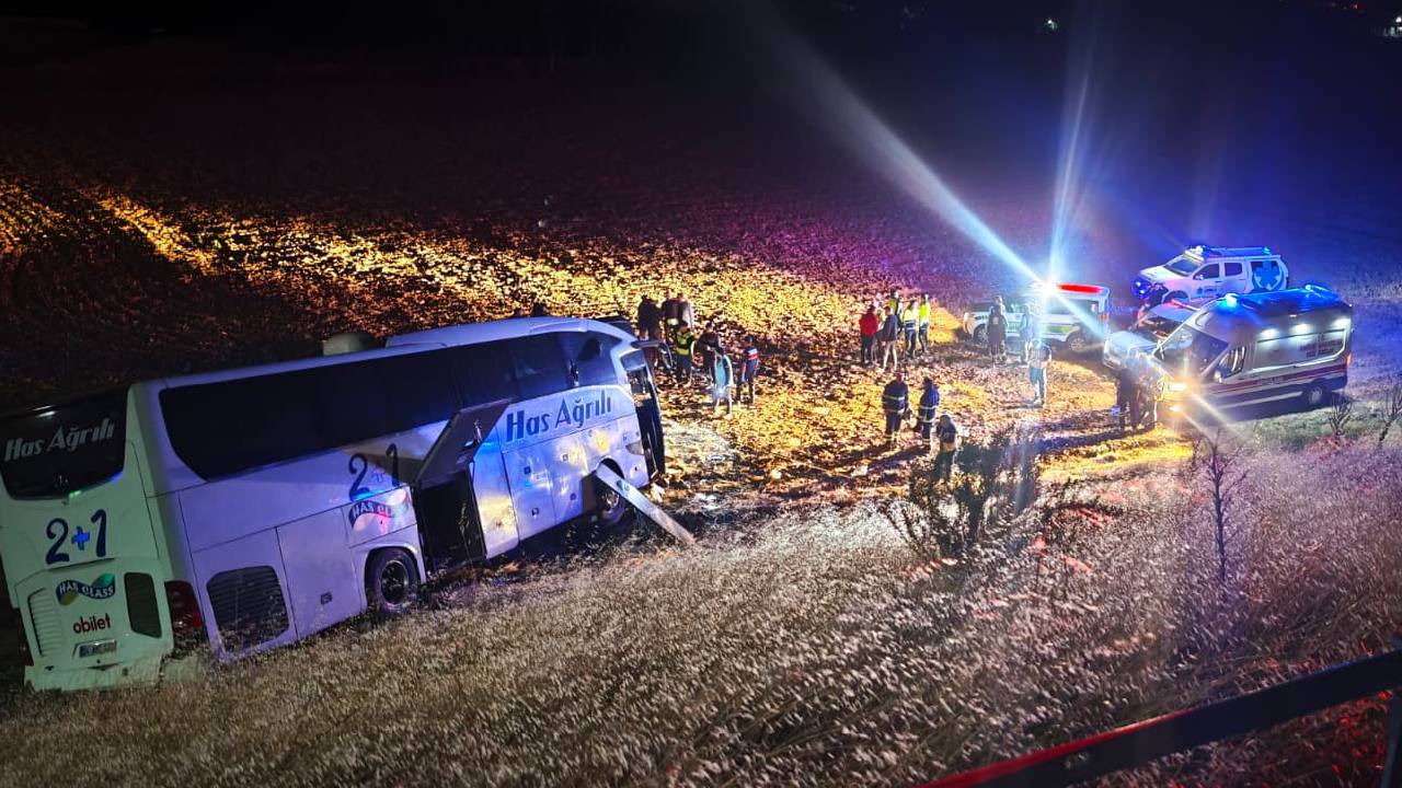Amasya’da feci kaza… Yolcu otobüsü şarampole uçtu: 2’si ağır 24 yaralı