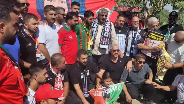 Amedspor taraftarı ve Beşiktaş çArşı grubundan Narin Güran ve Rojin Kabaiş’in mezarına ziyaret