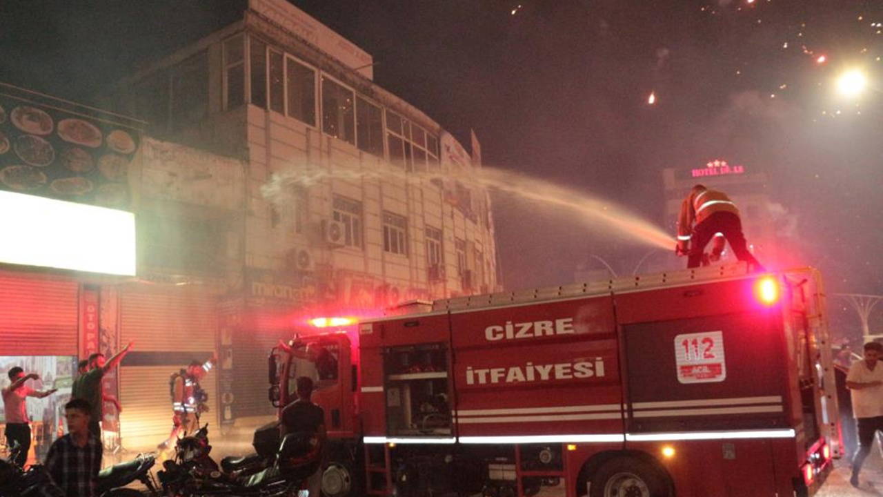 Amedspor'un 'Beşiktaş' galibiyeti kutlamalarında 3 iş yeri ve 1 araç yandı 2 amedsporun besiktas galibiyeti kutlamalarinda 3 is yeri ve 1 arac yandi 0 lZyUmzew