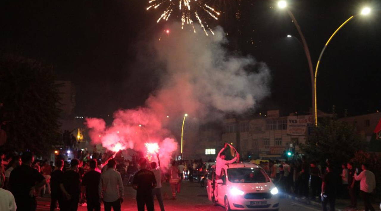 Amedspor'un 'Beşiktaş' galibiyeti kutlamalarında 3 iş yeri ve 1 araç yandı 3 amedsporun besiktas galibiyeti kutlamalarinda 3 is yeri ve 1 arac yandi 1 6RYVXwWV