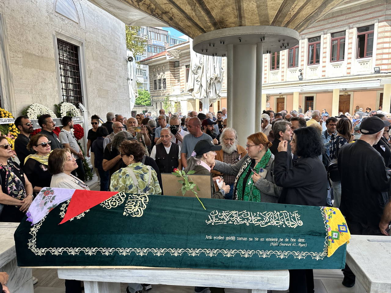 Aşk-ı Memnu'nun 'Arsen Hanım'ı Gülsen Tuncer son yolculuğuna uğurlanıyor 2 ask i memnunun arsen hanimi gulsen tuncer son yolculuguna ugurlaniyor 0 NRiaH9JV