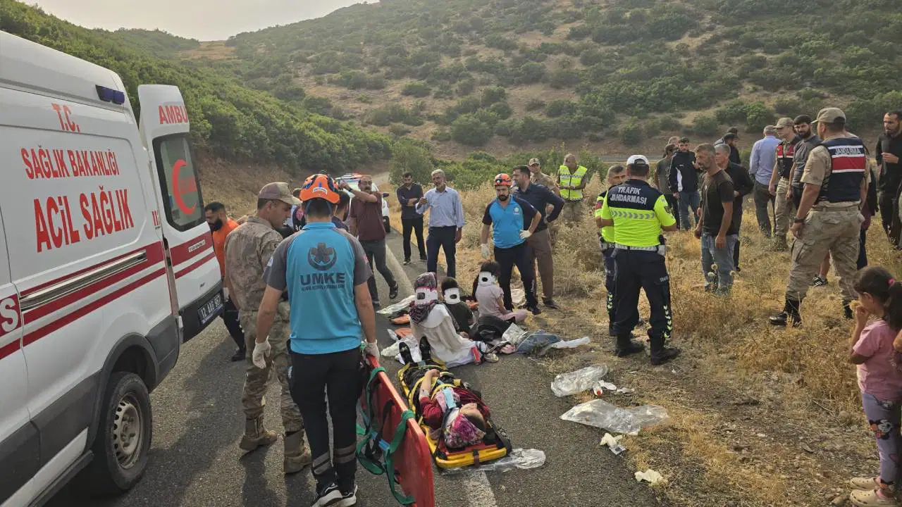 Bingöl’de minibüs şarampole devrildi: Çok sayıda yaralı var