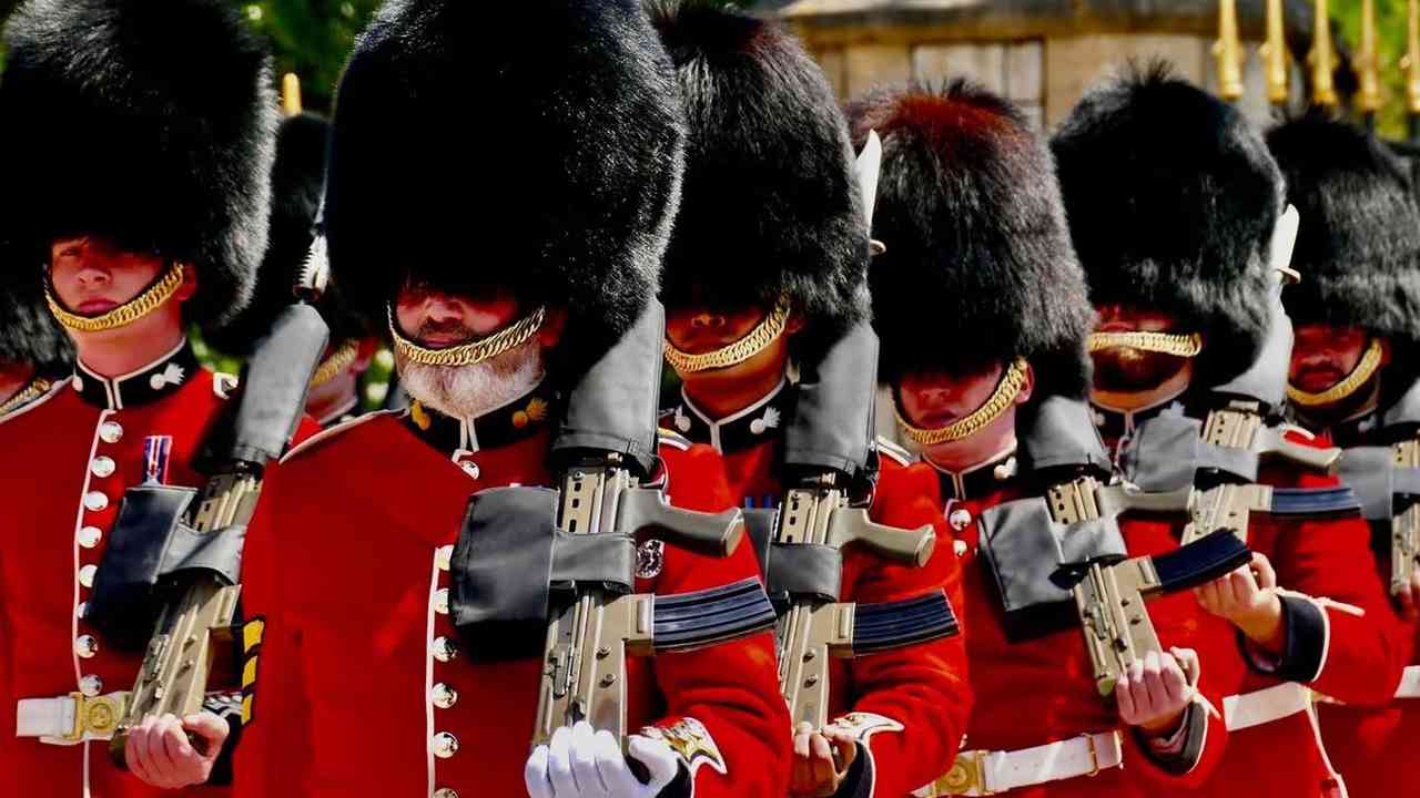 Buckingham Sarayı’nın simgesi değişebilir: Ayı kürkü şapkalara yasak gündemde