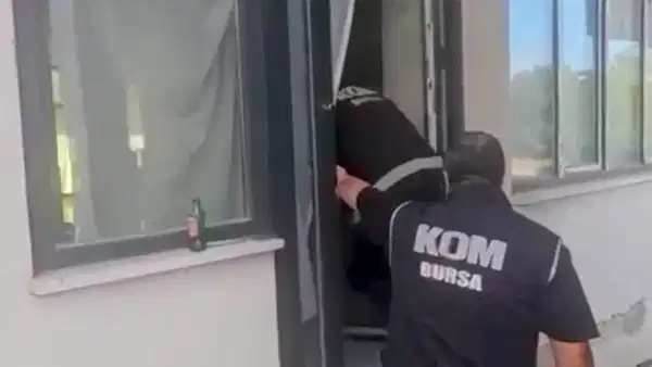 bursada 53 milyon makaron ele gecirildi 2 gozalti wdjgZSaO