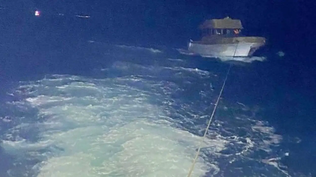 Çanakkale Boğazı’nda 3 kişinin bulunduğu sürüklenen tekne kurtarıldı