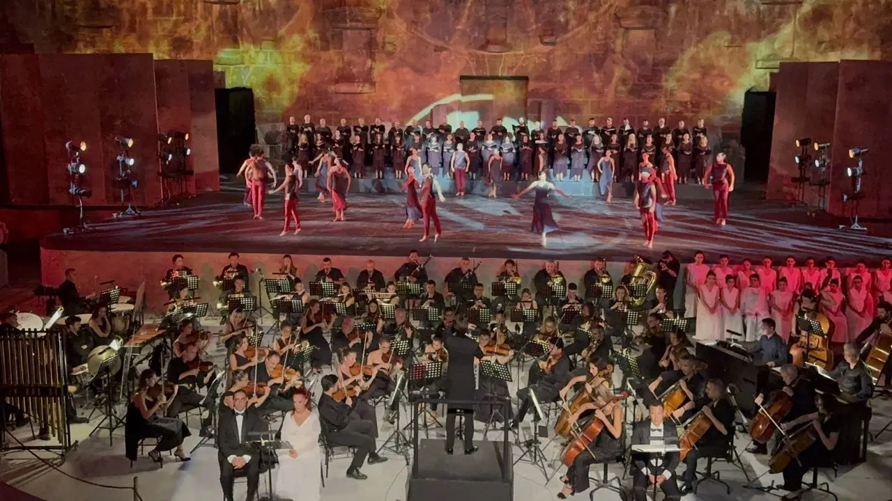 ‘Carmina Burana’ sahne kantatı Aspendos Antik Tiyatrosu’nun tarihi atmosferinde sahnelendi