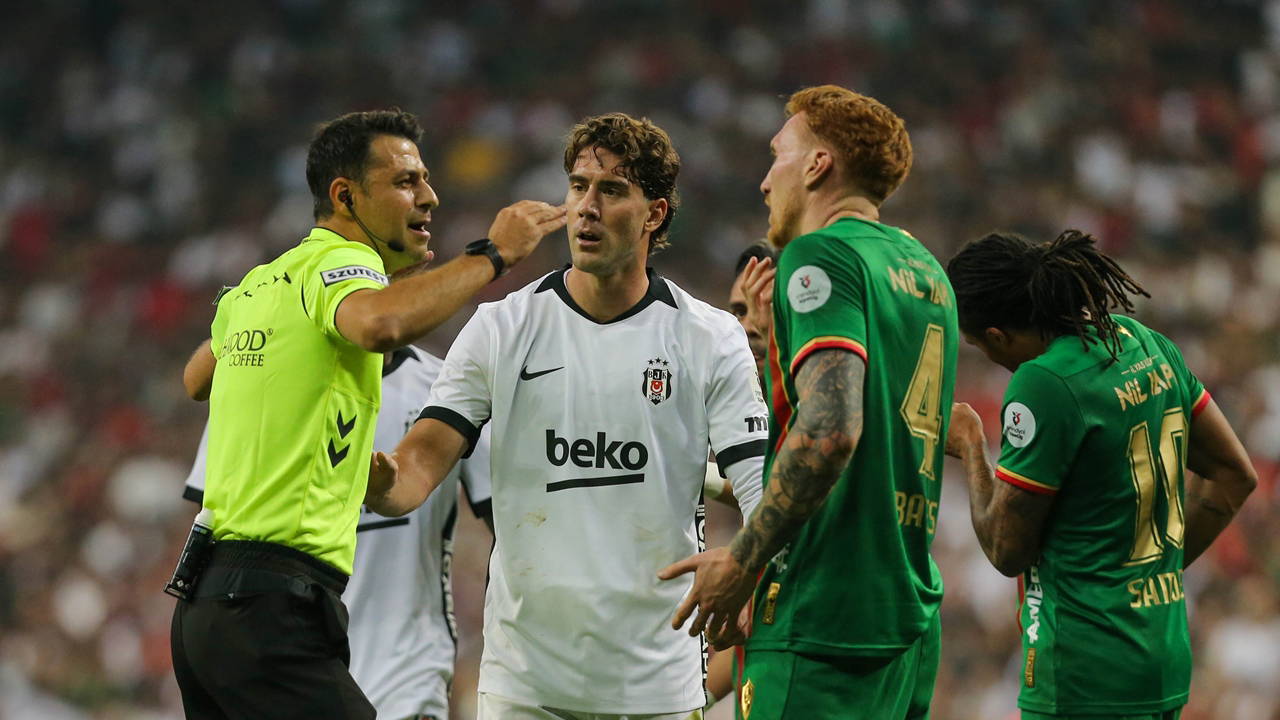Eski hakemler Amedspor – Beşiktaş maçının tartışmalı pozisyonlarını değerlendirdi: ‘Kırmızı kart ve penaltı kararı daha doğru olurdu’