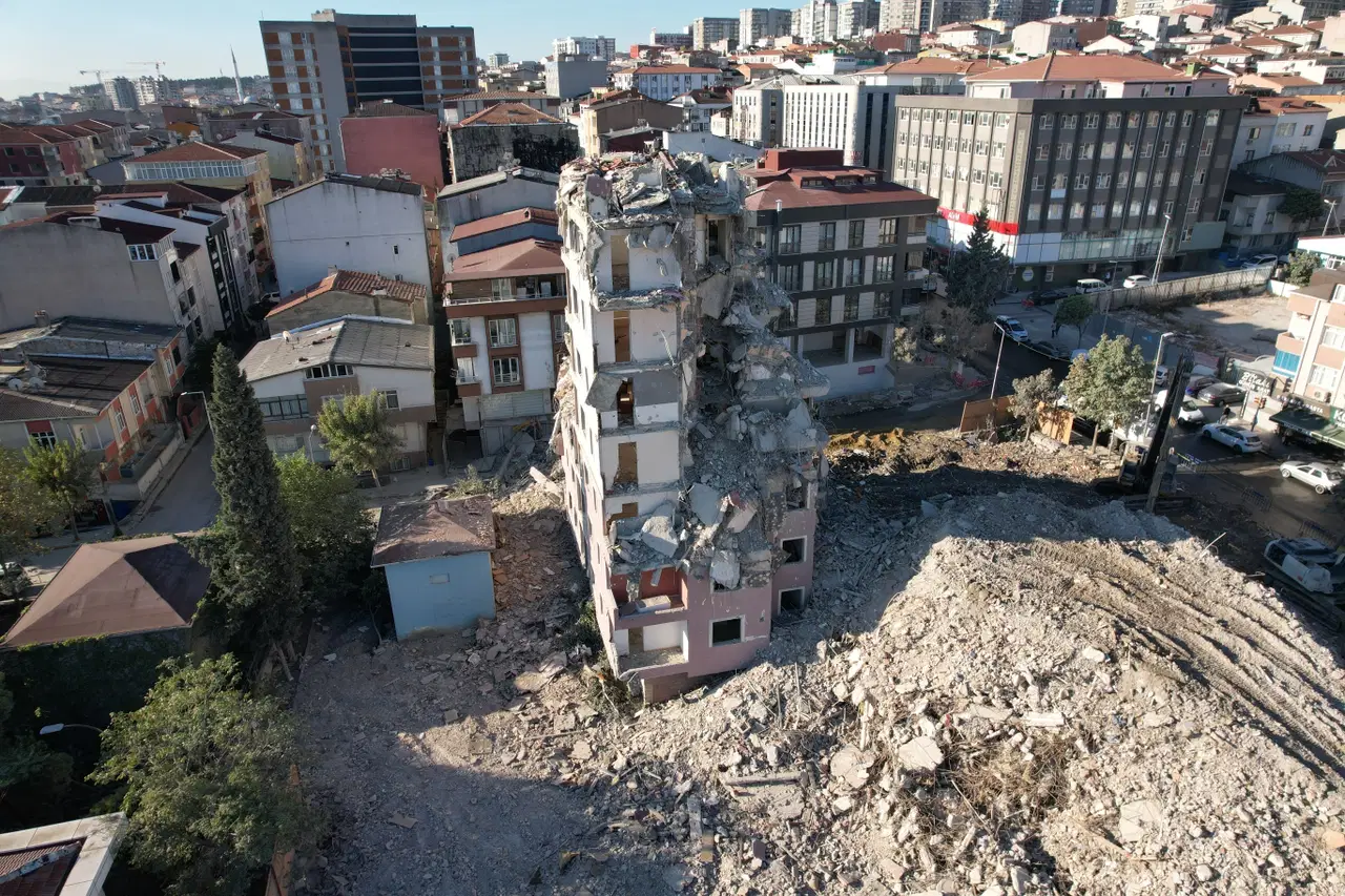 Küçükçekmece'de yıkılan bina havadan görüntülendi 3 kucukcekmecede yikilan bina havadan goruntulendi 1 qmgZ9N3Q