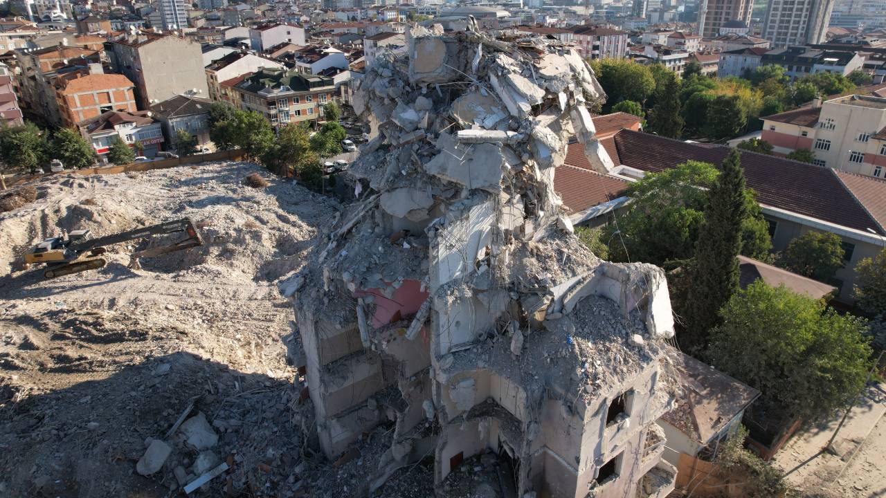 Küçükçekmece’de yıkılan bina havadan görüntülendi