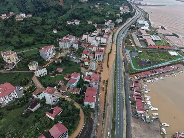 Rize’de sağanak etkili oldu: Sel ve taşkınlara yol açtı 2 rizede saganak etkili oldu sel ve taskinlara yol acti 0 qUtiOwYf