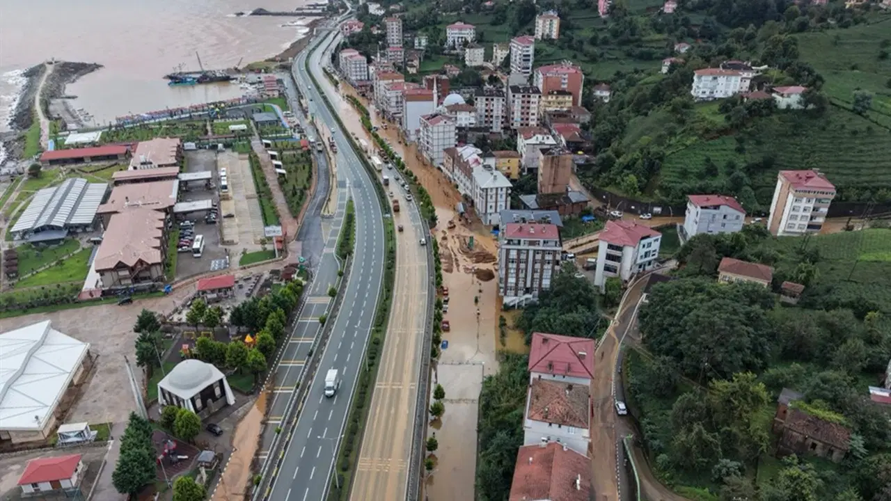 rizeyi sel vurdu cadde ve yollar su altinda kaldi 0 TBOrVNTJ