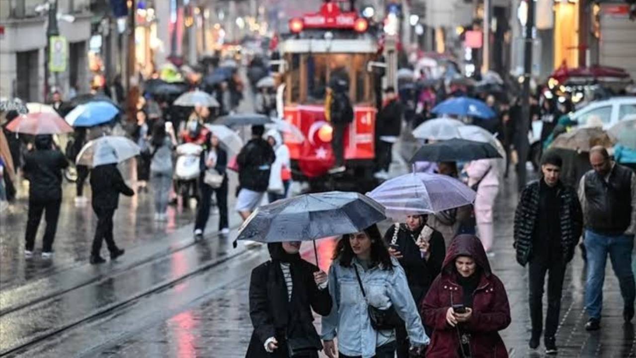 Sıcaklıklar 8 derece düşecek: İstanbul için gök gürültülü sağanak uyarısı