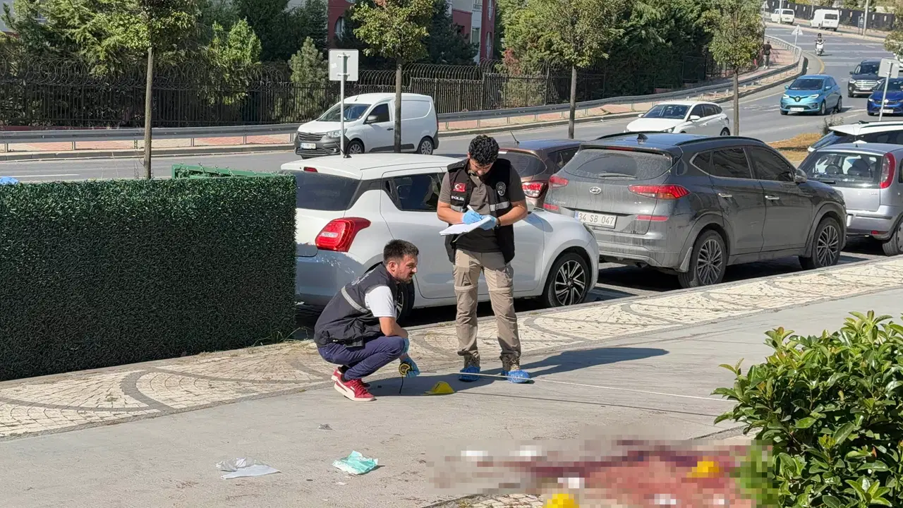 Silahın kabzasıyla vurup tekmelediler! Başakşehir’de ‘alacak verecek’ kavgasında kan aktı: 2 yaralı