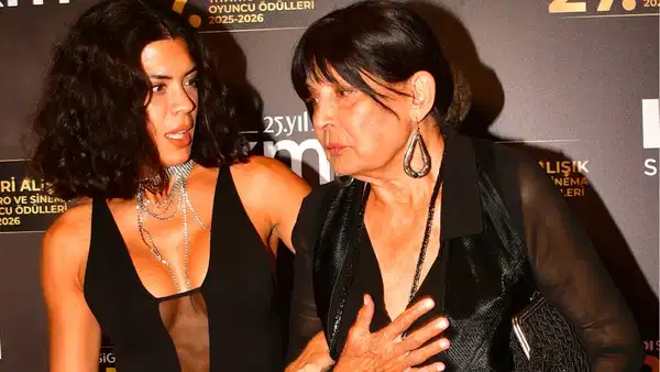 usta oyuncu serif sezer odul gecesinde rahatsizlandi roportaji yarida birakmak zorunda kaldi 0 IWKLQ6JJ