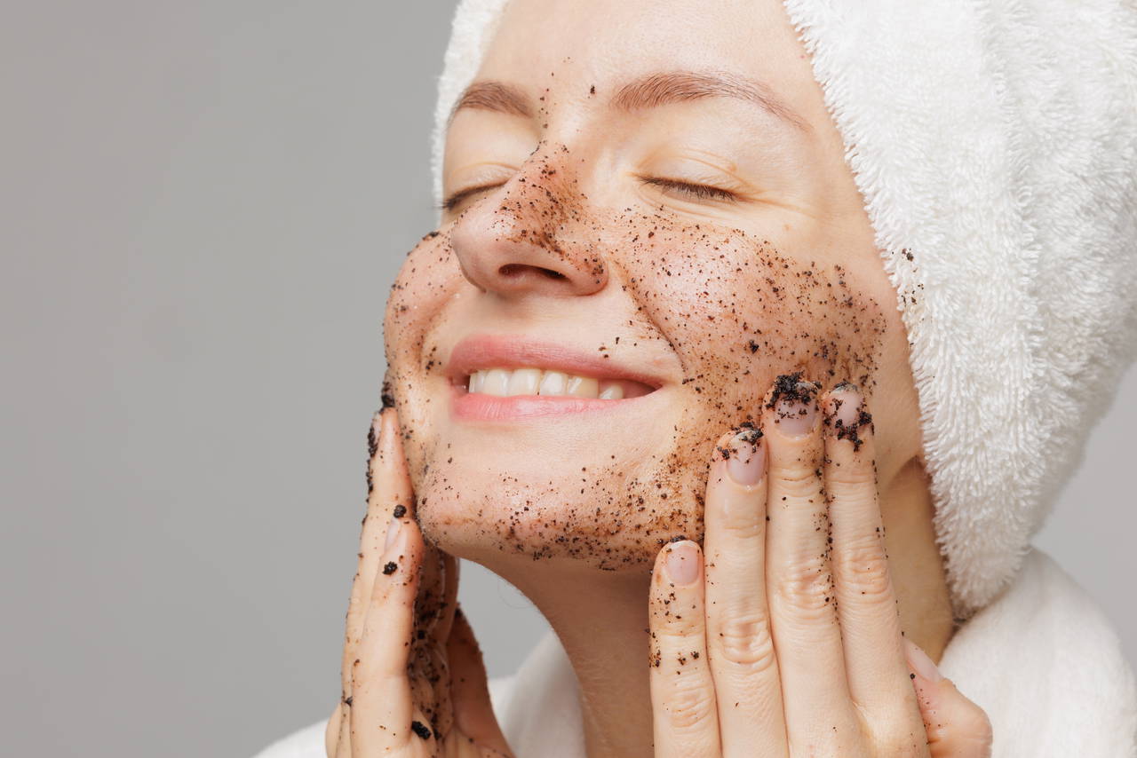 yorgun ve donuk ciltlere aninda canlilik katan 3 ev yapimi peeling tarifi