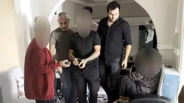 anne 20 yil oglu 11 yil hapisle araniyordu edirnede yakalandilar SSpQUr9b