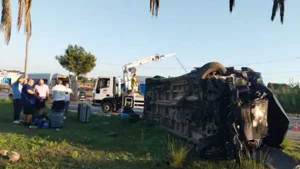 Antalya’da feci kaza… 3 araç birbirine girdi, 15 kişi yaralandı: Kaza anı kamerada