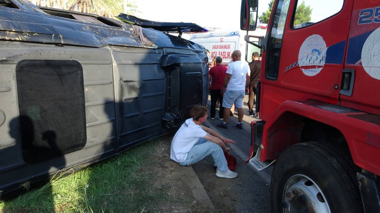 antalyada turistleri tasiyan minibus kamyonet ve otomobil ile carpisti 15 kisi yaralandi 0 WHLXZjPr
