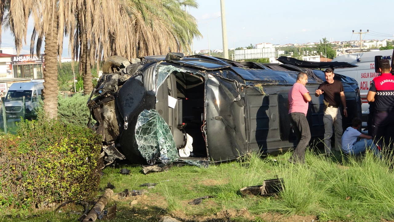 antalyada turistleri tasiyan minibus kamyonet ve otomobil ile carpisti 15 kisi yaralandi 1 tcZLObYO