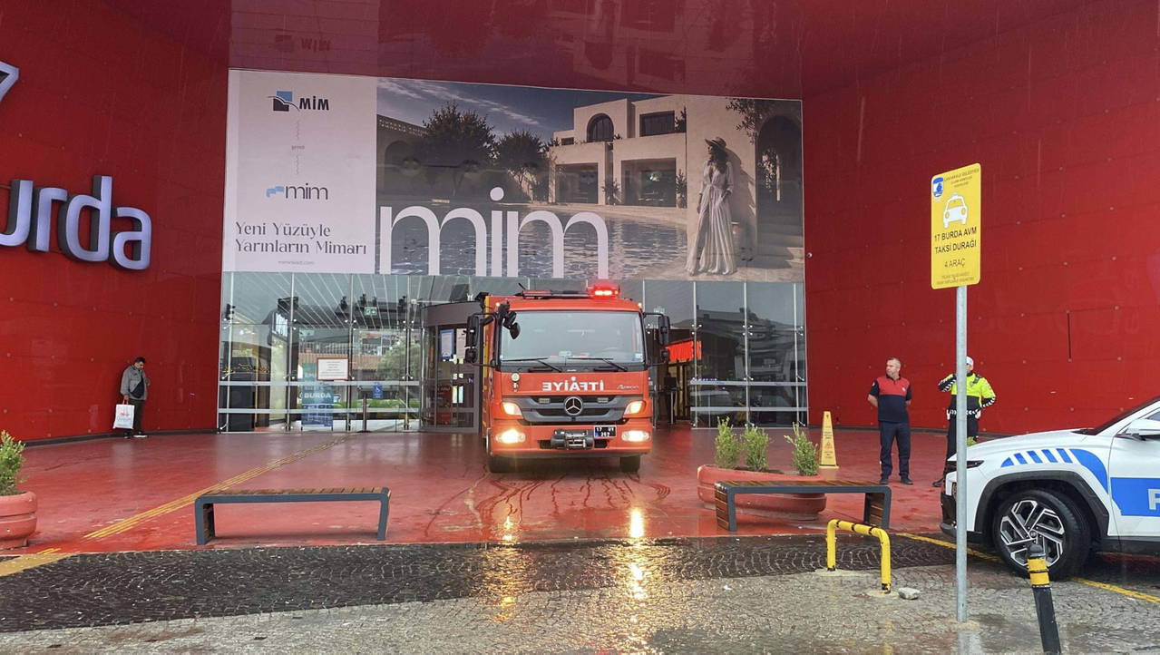 avmdeki teknoloji magazasinda yangin girisler kapatildi 0 6a1Yj2FC