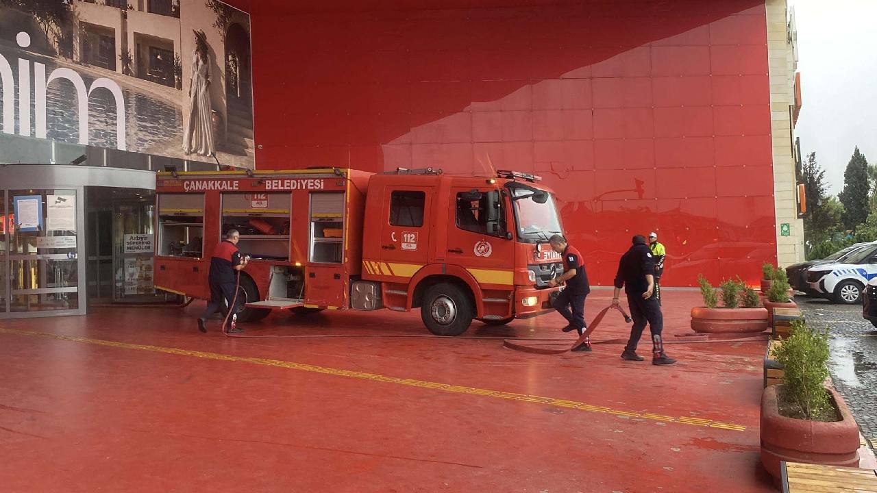 avmdeki teknoloji magazasinda yangin girisler kapatildi