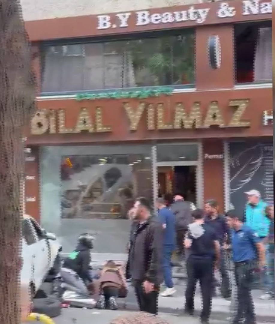 Bayrampaşa'da kazada savrulan otomobil berber dükkanına çarptı: 2'si ağır 5 yaralı 2 bayrampasada kazada savrulan otomobil berber dukkanina carpti 2si agir 5 yarali 0 KhSK8qLX