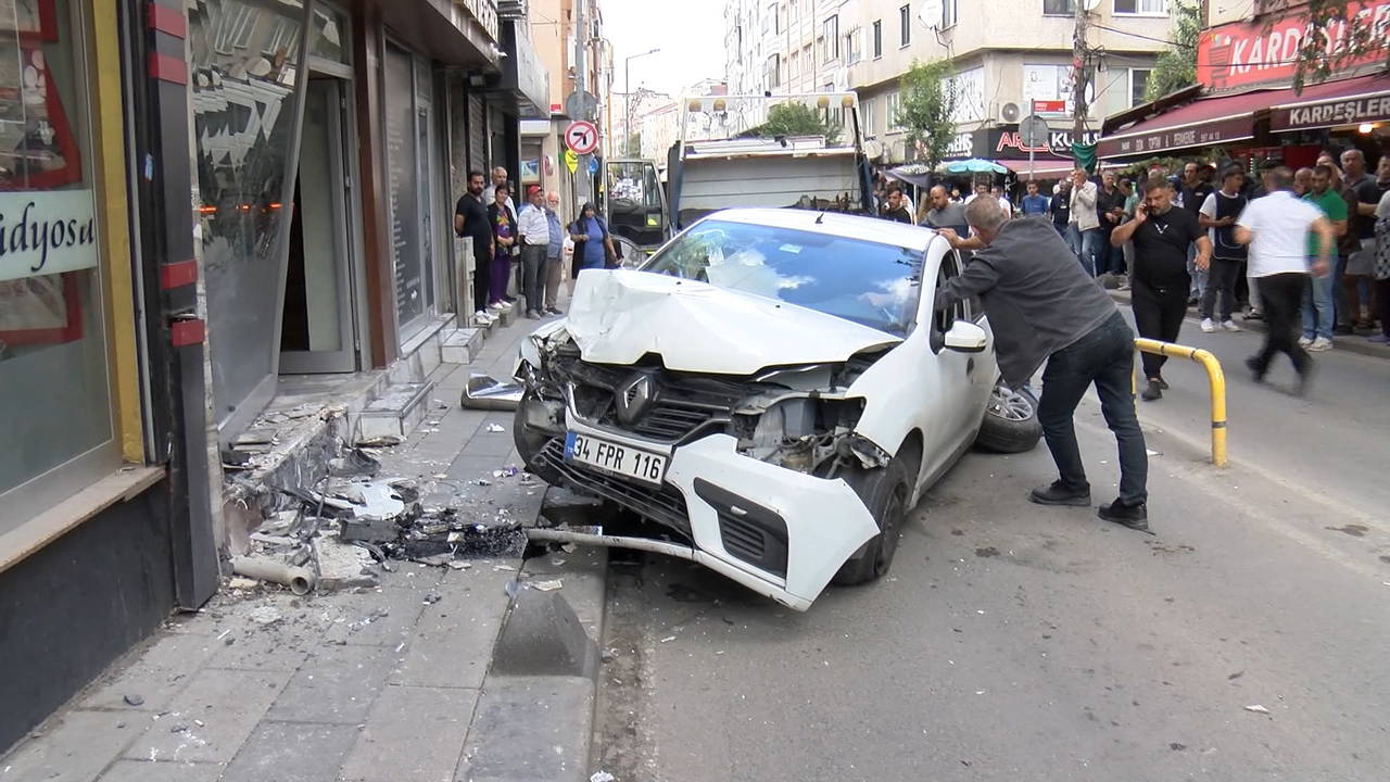 Bayrampaşa'da kazada savrulan otomobil berber dükkanına çarptı: 2'si ağır 5 yaralı 3 bayrampasada kazada savrulan otomobil berber dukkanina carpti 2si agir 5 yarali 1 qQmVZTGa