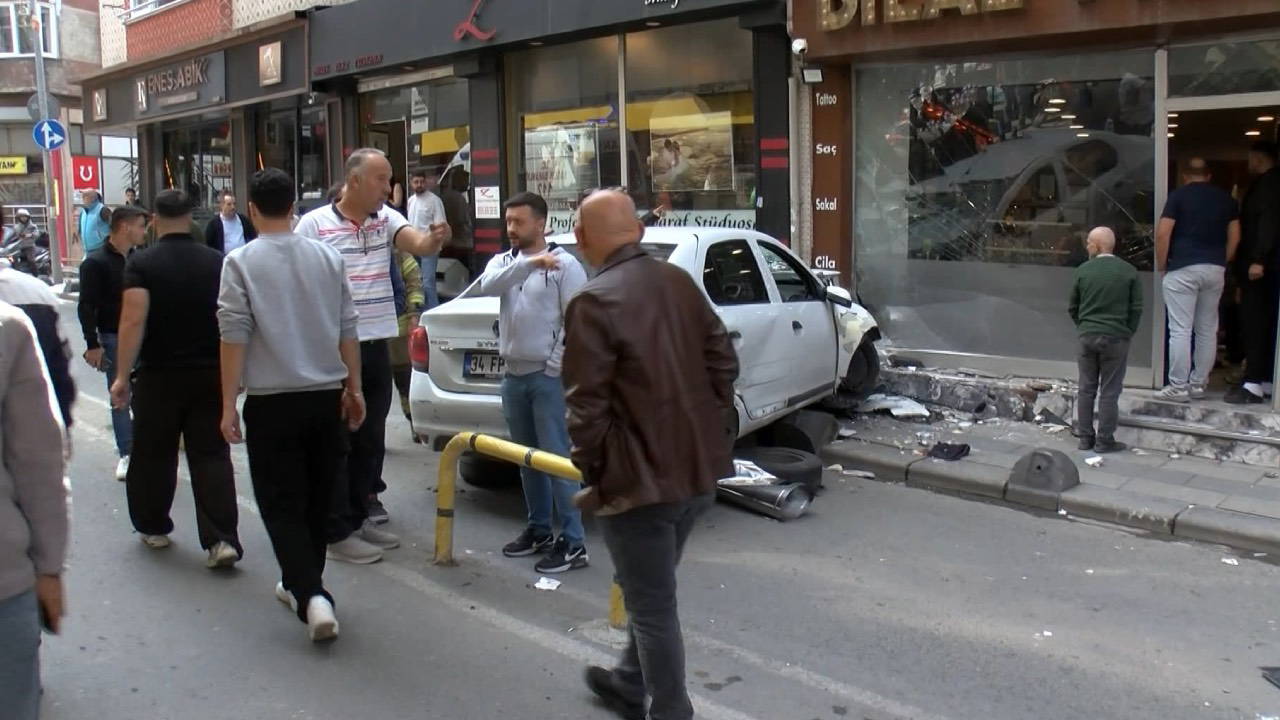 Bayrampaşa’da kazada savrulan otomobil berber dükkanına çarptı: 2’si ağır 5 yaralı