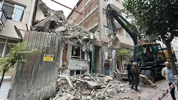 besiktasta yikim sirasinda binada cokme yan taraftaki bina tahliye edildi izhBBXB1