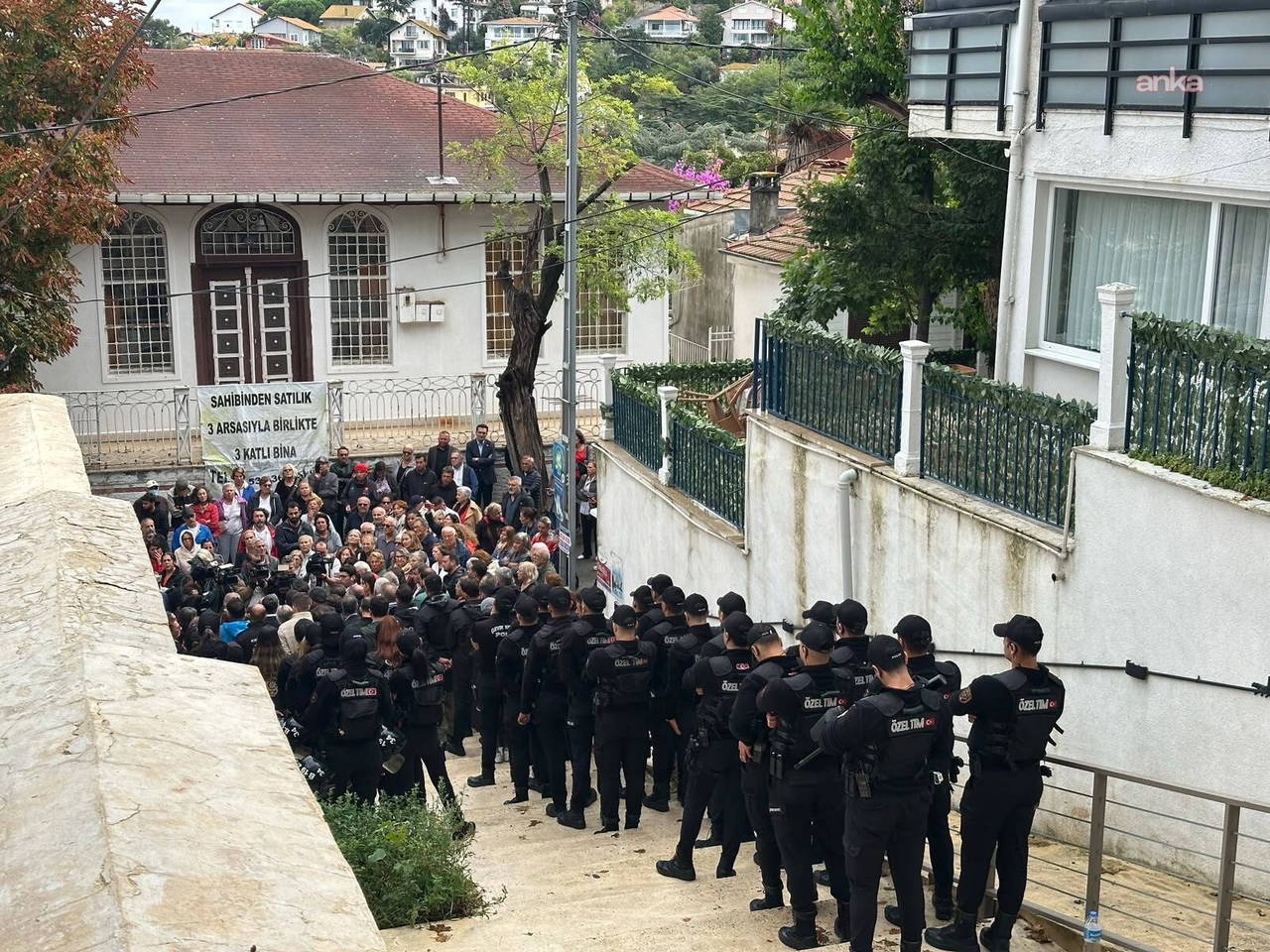 Binadan ancak böyle çıkabildiler! Adalar Belediyesi seçiminde AKP adayına oy veren CHP'li 3 üyeye 'güvenlik önlemi' 3 binadan ancak boyle cikabildiler adalar belediyesi seciminde akp adayina oy veren chpli 3 uyeye Uu21Wdl2