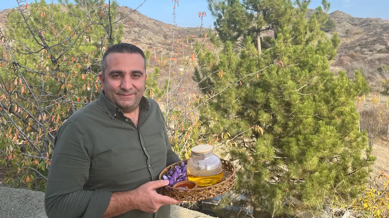 Çiçeği açtığı an herkes o tarlaya koşacak! Tek tek elle toplanan ‘kırmızı altın’…