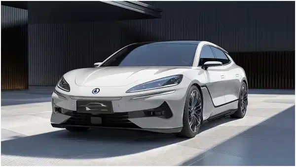 Dünyanın en uzun menzilli otomobili satışa sunuldu: İşte tek şarjla 1.100 km giden BYD Denza Z9S