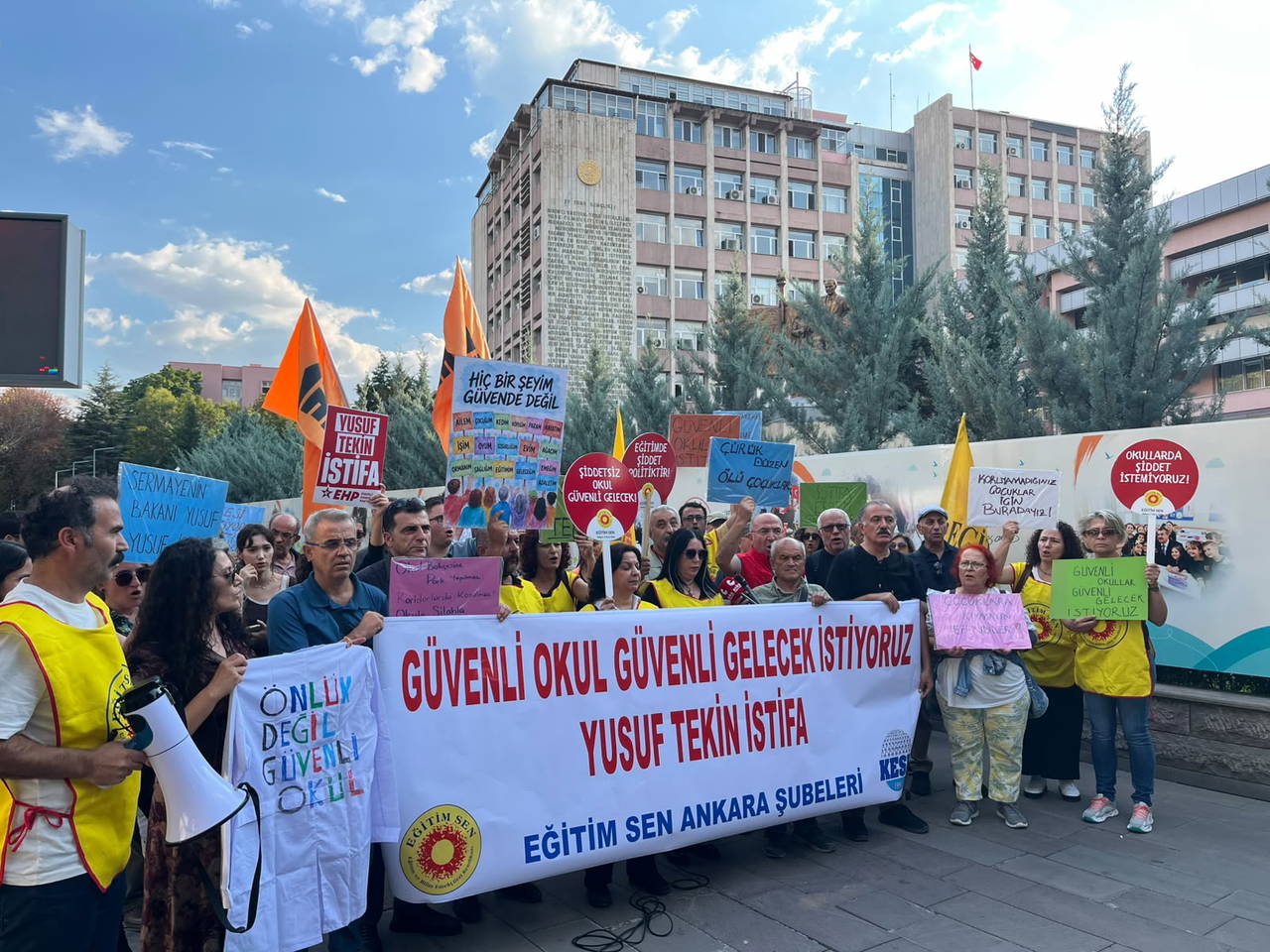 egitim sen manisadaki okul saldirisini meb onunde protesto etti protokoller ve torenler tek basina Z5g1zrXi