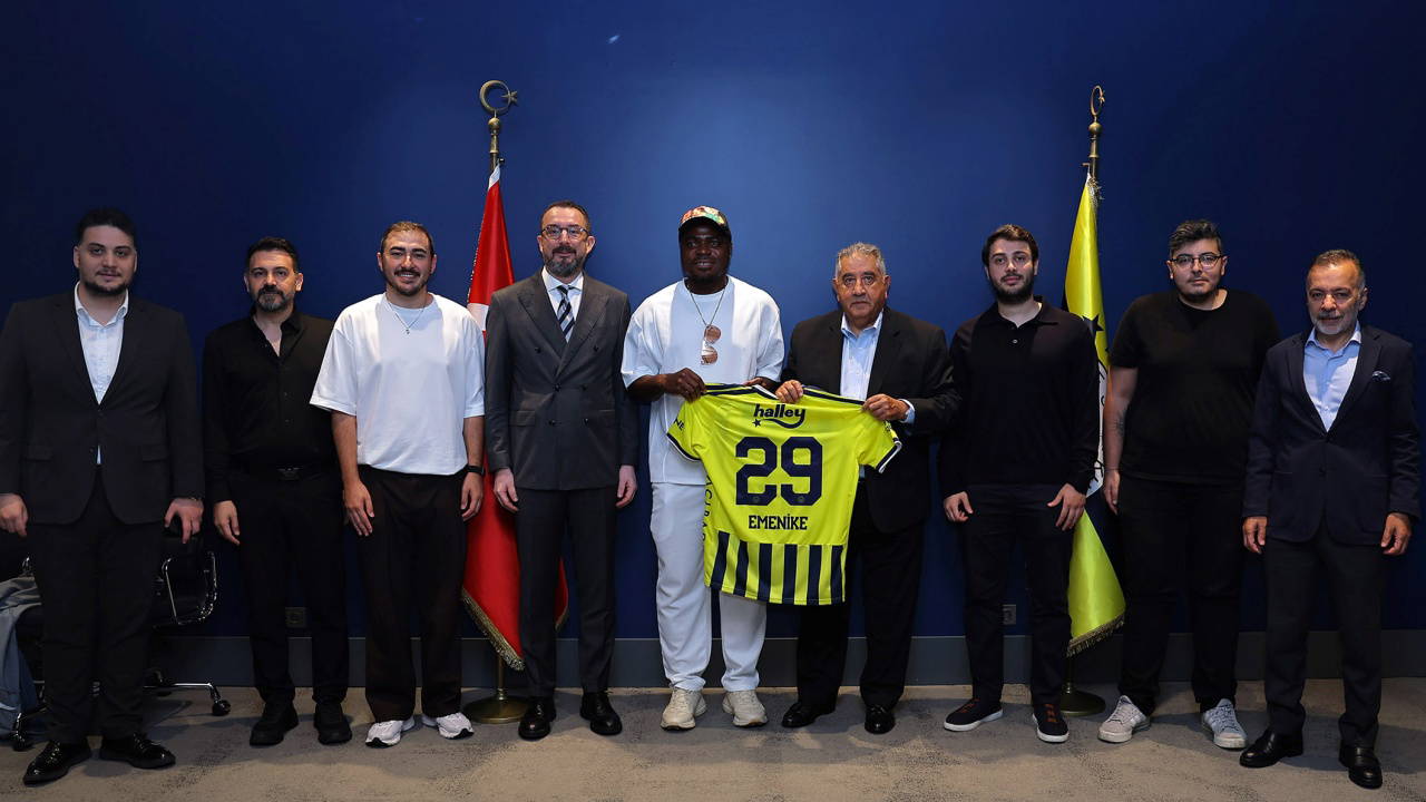 Emmanuel Emenike'den Fenerbahçe'ye ziyaret: 'Burada olmak çok büyük bir mutluluk' 2 emmanuel emenikeden fenerbahceye ziyaret burada olmak cok buyuk bir mutluluk 0 4duHdmHh