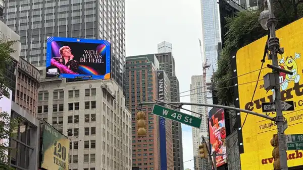 Erdoğan’a Zeki Müren’li karşılama: 19 Mart Platformu’ndan Times Square’de Lgbti+ mesajı