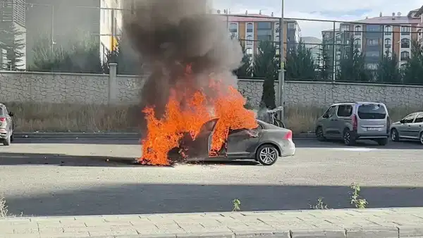 Erzurum’da korkutan araç yangını: Art arda patlamalar yaşandı