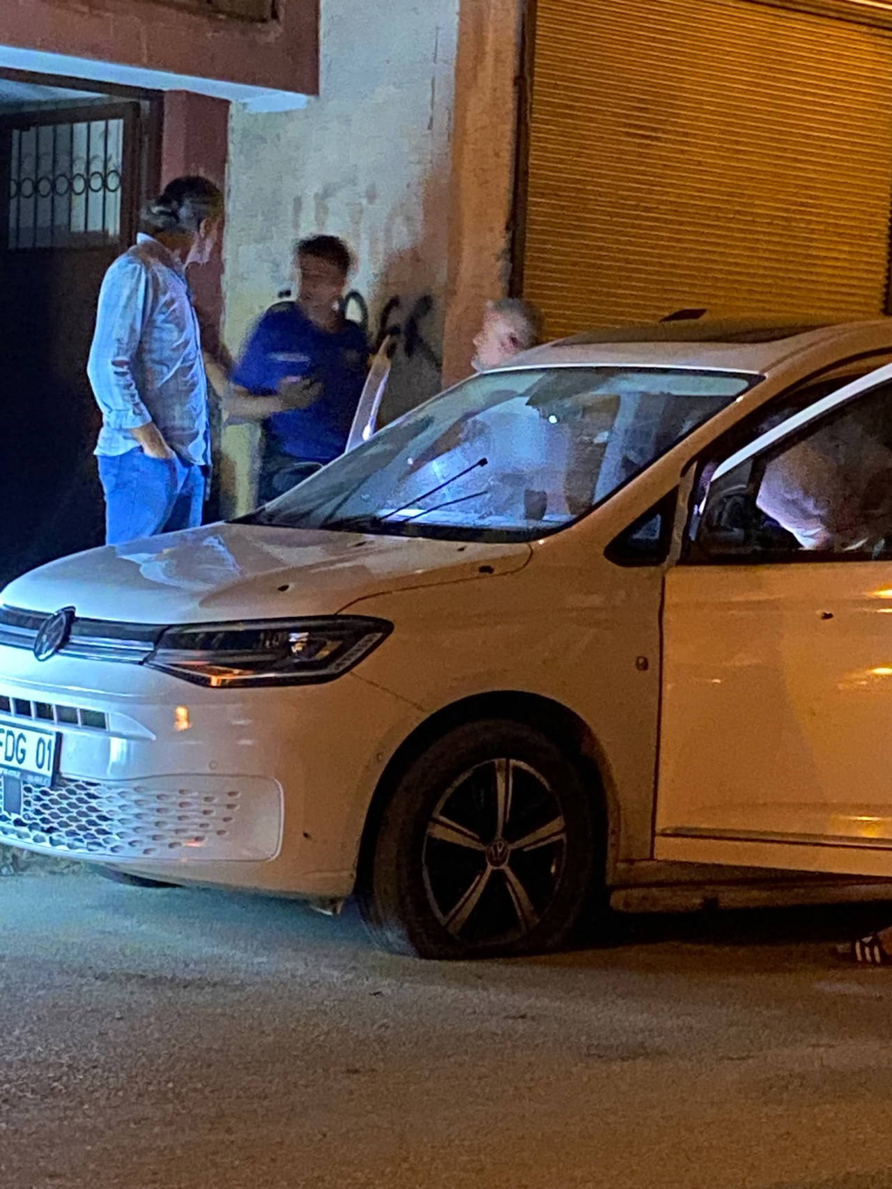 guzellik uzmaninin ailesine pes pese silahli saldiri araclarini kursunladilar 1 ysWnqWpz