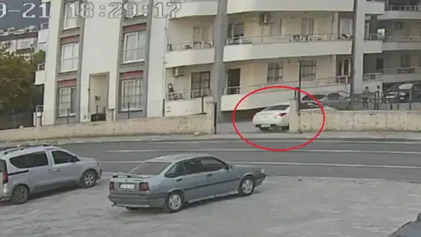 hatayda geri manevra yapan otomobilin altinda kalan cocuk agir yaralandi Esvr5EHq