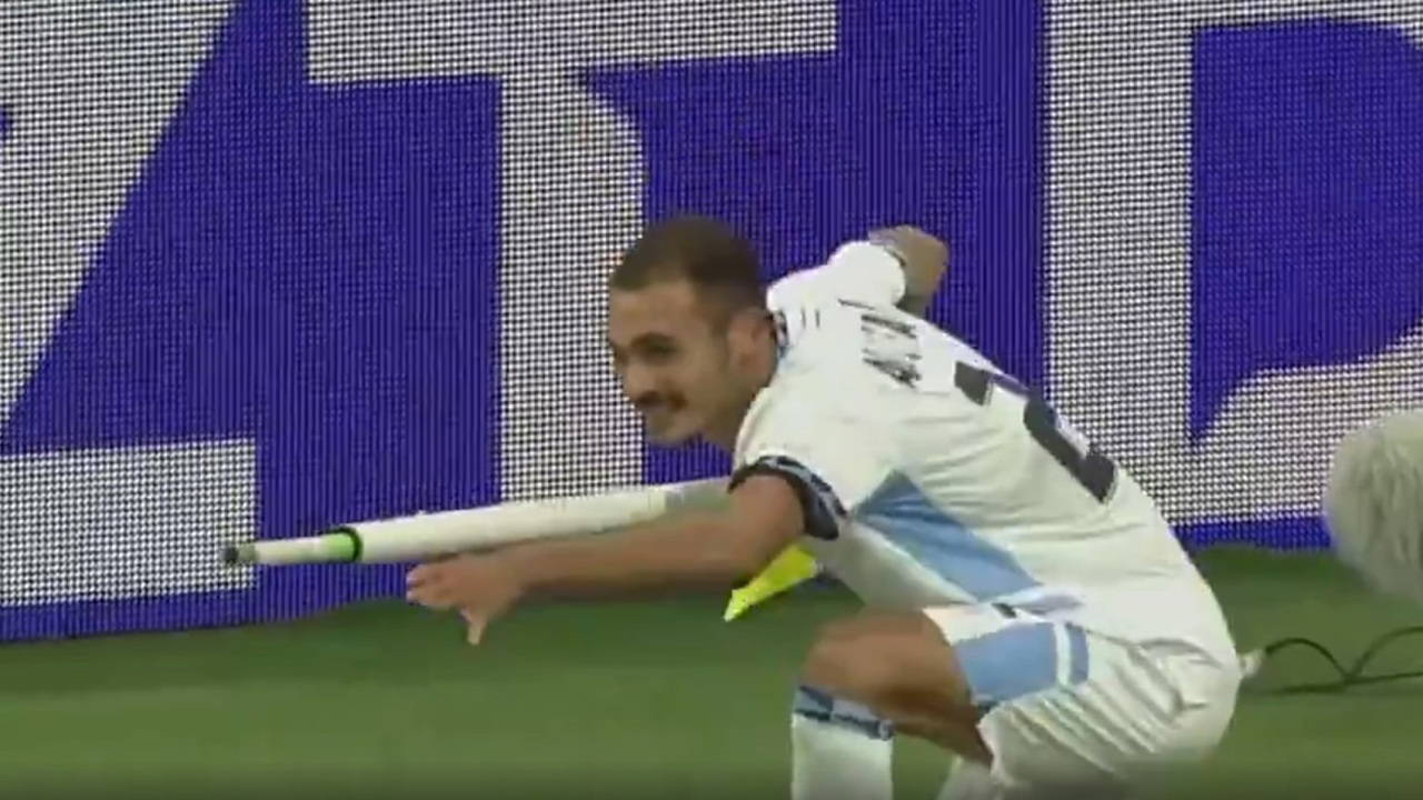 israilli futbolcu ates etme taklidiyle sevindi oyundan atildi 0 fGSI5ZP3