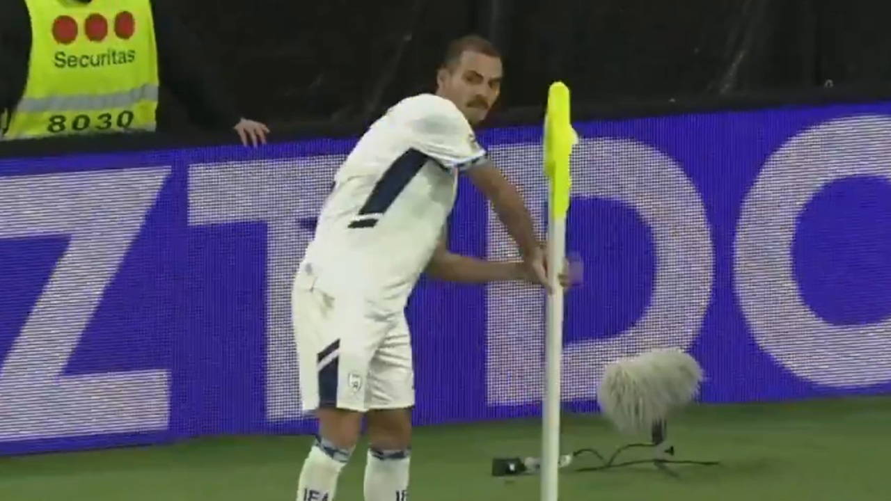 israilli futbolcu ates etme taklidiyle sevindi oyundan atildi 4 X6w5jCR6