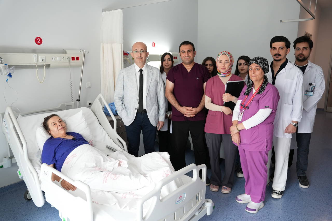 karin agrisi ve siskinlikle hastaneye gitti 15 kiloluk kitle cikarildi 0 ZcREqp9a
