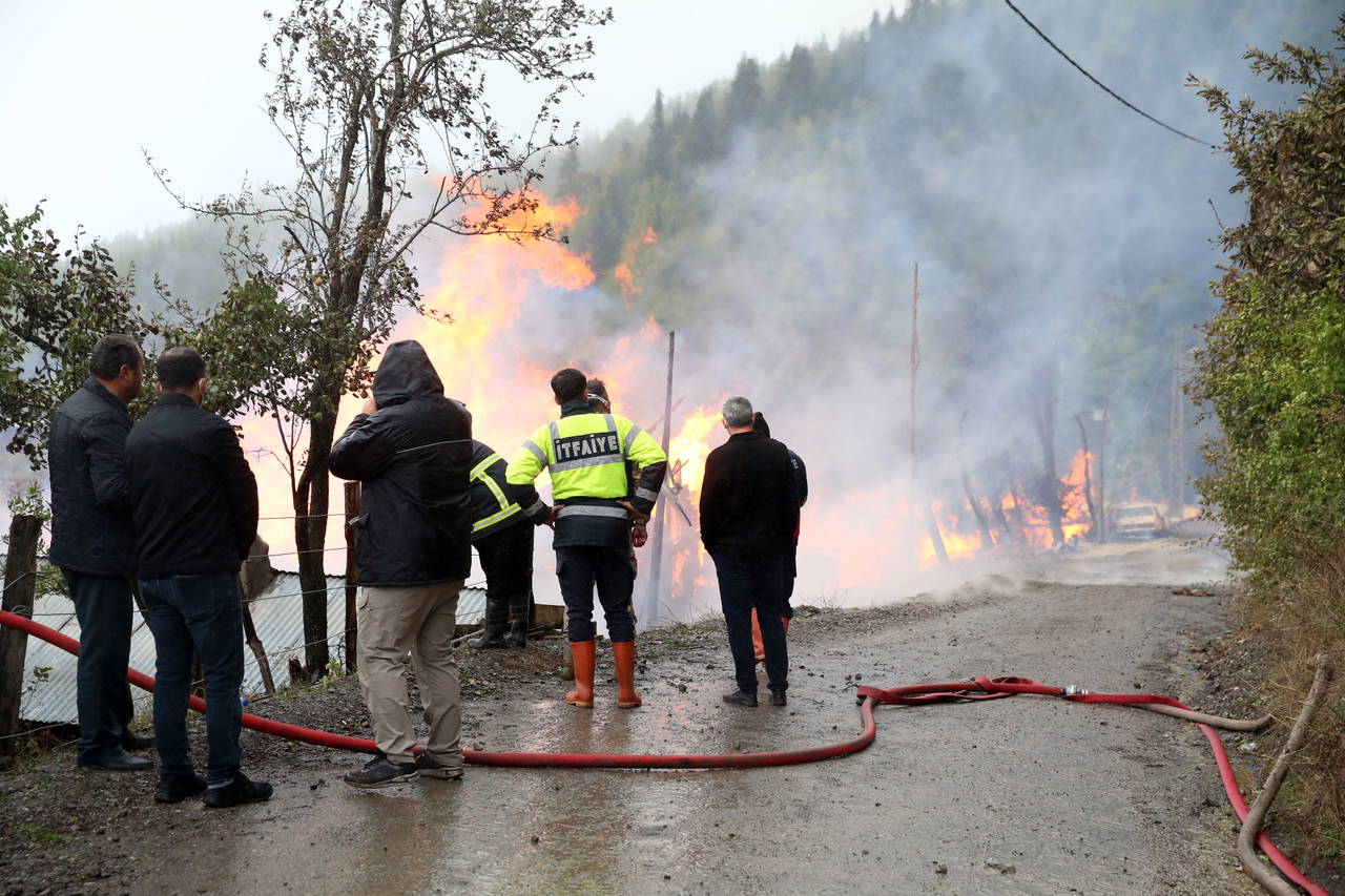kastamonuda koy yangini alevler 7 eve sicradi ekipler mudahale ediyor 0 zUipklk9