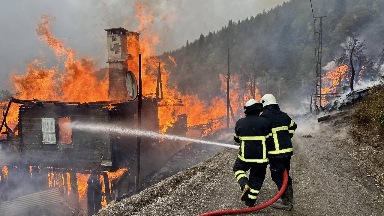 Kastamonu’da köy yangını… Alevler 7 eve sıçradı, ekipler müdahale ediyor