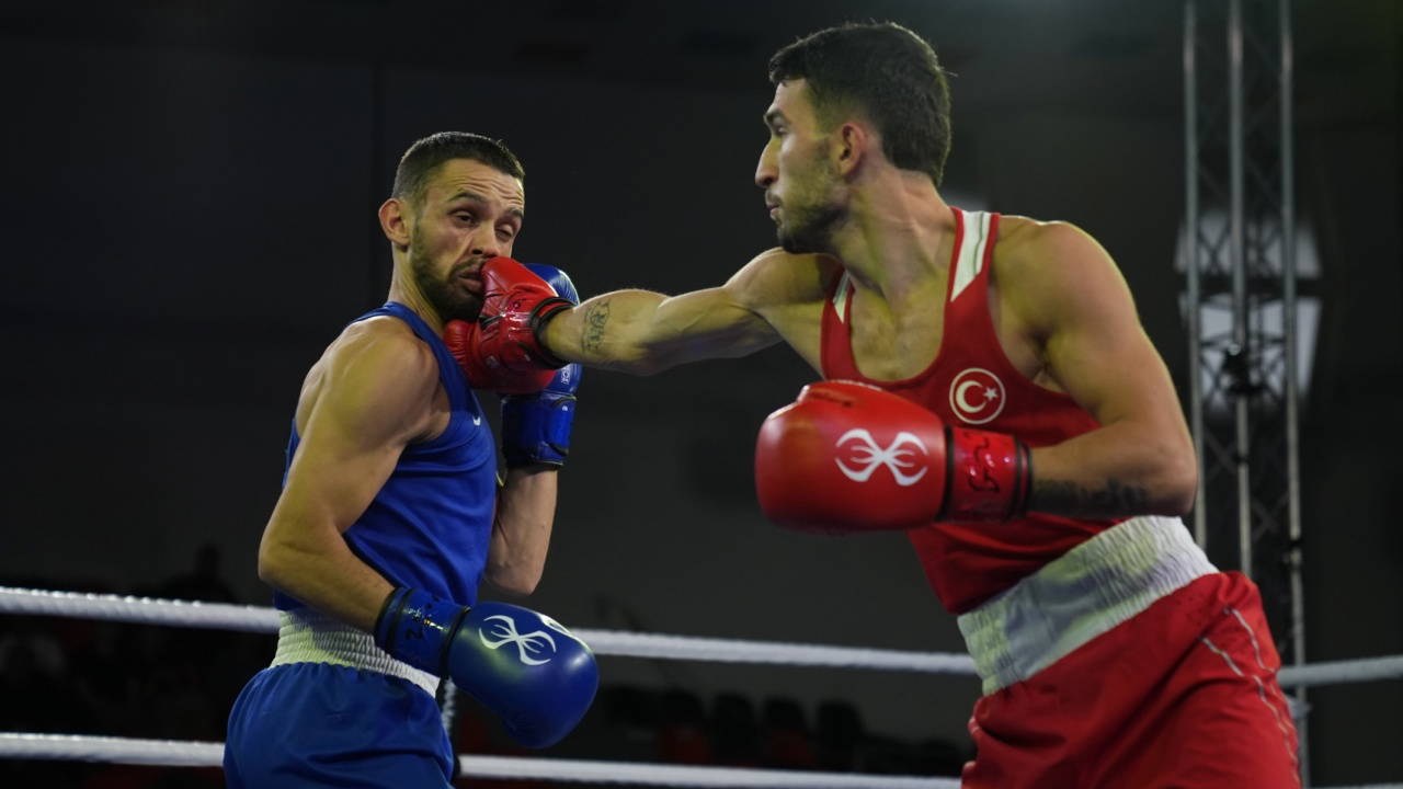 Milli boksörler Bulgaristan’da madalyayı garantiledi!