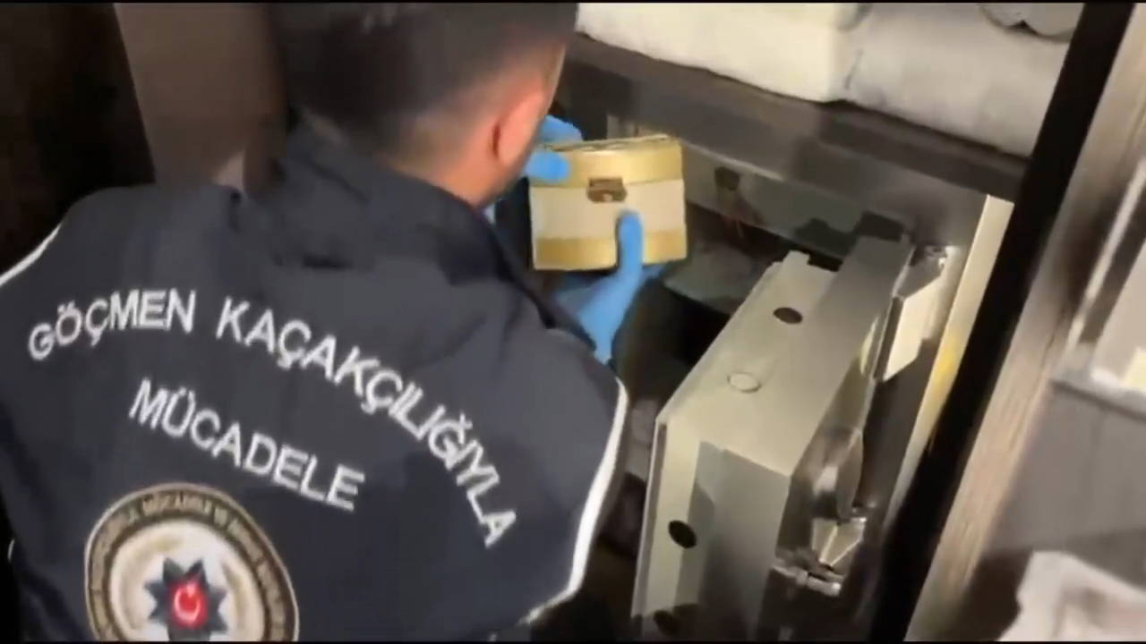 Sahte belgelerle 'Türk vatandaşlığı' operasyonunda 33 tutuklama: 2 bin 11 gayrimenkule el konuldu 4 sahte belgelerle turk vatandasligi operasyonunda 33 tutuklama 2 bin 11 gayrimenkule el konuldu 2 d7INKz41