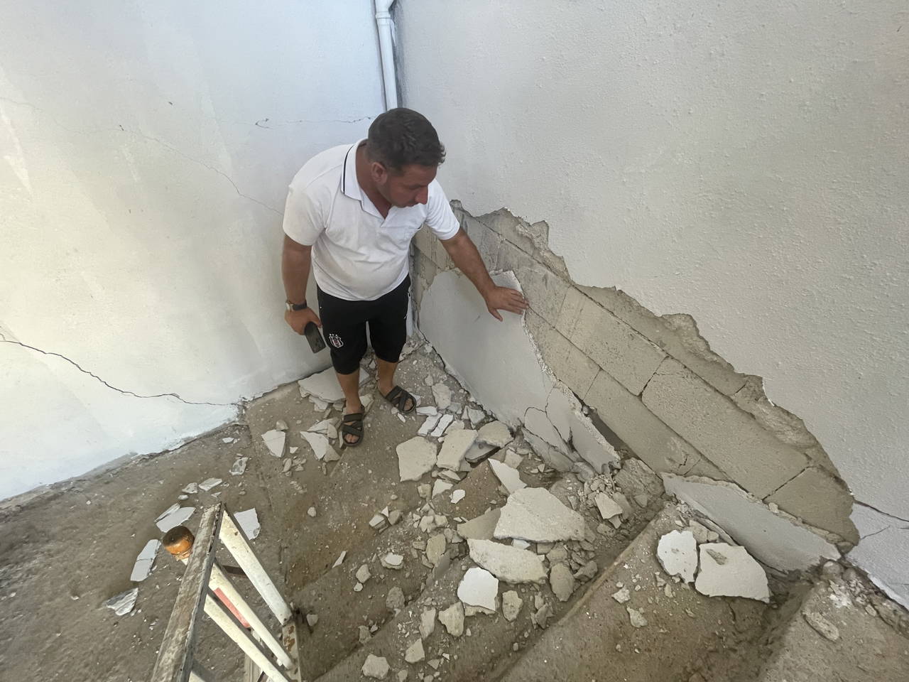 sanliurfadaki 54luk depremde evler hasar gordu duvarlarda cokmeler olustu 0 4lLrKTOW