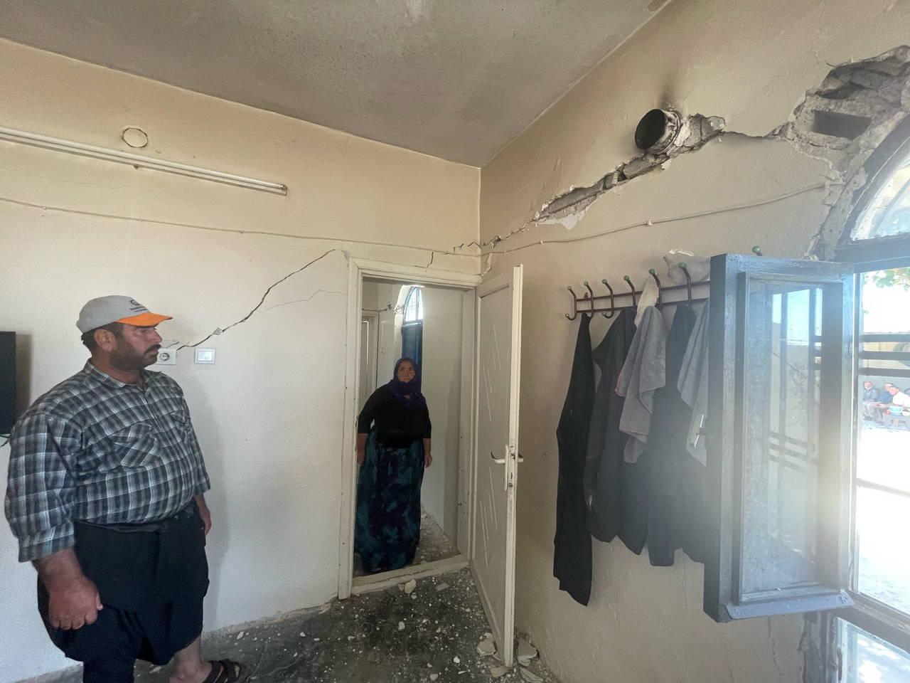 sanliurfadaki 54luk depremde evler hasar gordu duvarlarda cokmeler olustu 3