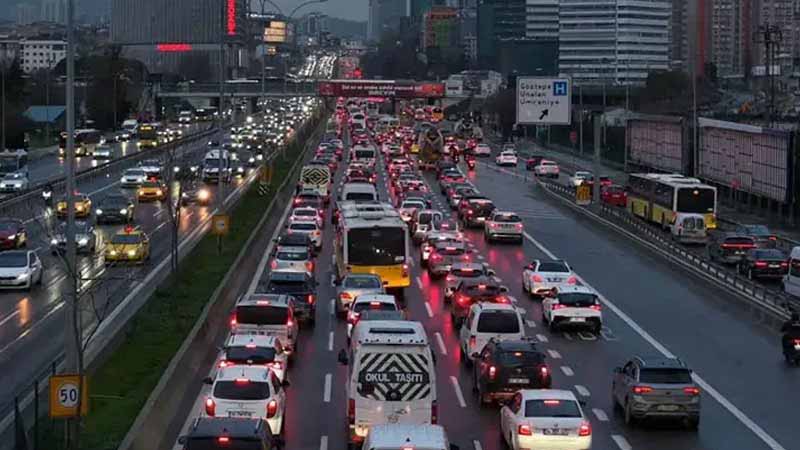 'Türkiye Trafik Durum Raporu' açıklandı: İstanbul trafiği yılda 288 saatlik zaman kaybına neden oluyor 2 turkiye trafik durum raporu aciklandi istanbul trafigi yilda 288 saatlik zaman kaybina neden oluyor dBe5Ktes