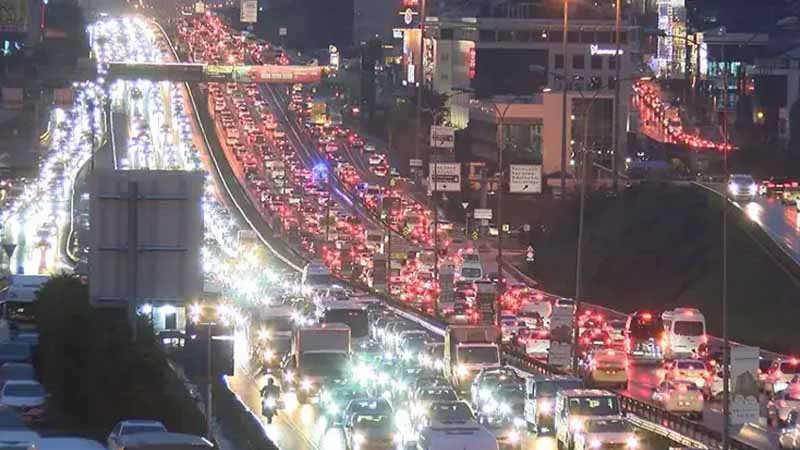 'Türkiye Trafik Durum Raporu' açıklandı: İstanbul trafiği yılda 288 saatlik zaman kaybına neden oluyor 3 turkiye trafik durum raporu aciklandi istanbul trafigi yilda 288 saatlik zaman kaybina neden oluyor gVveaSBi